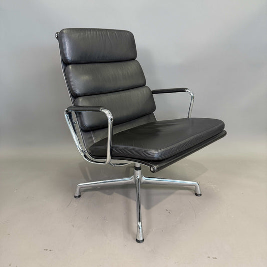 Vitra EA 216 Soft Pad Lederstuhl schwarz mit verchromtem Alu Gestell und Lederarmlehnen