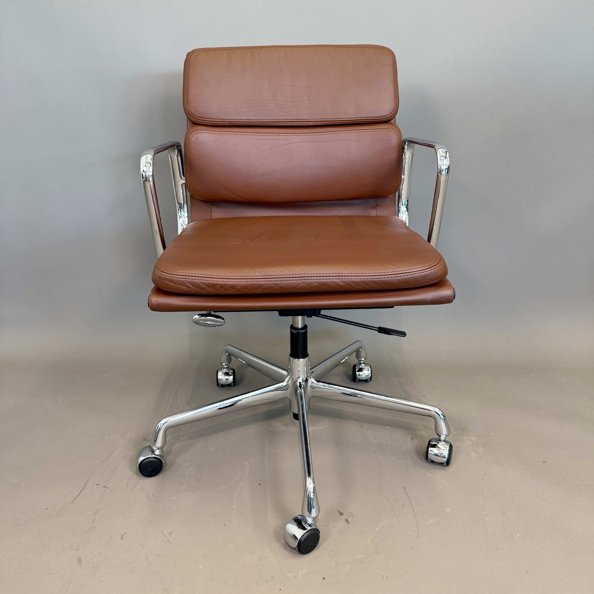 Vitra EA 217 Bürostuhl aus cognacfarbenem Leder mit chromgestell und drehfunktion