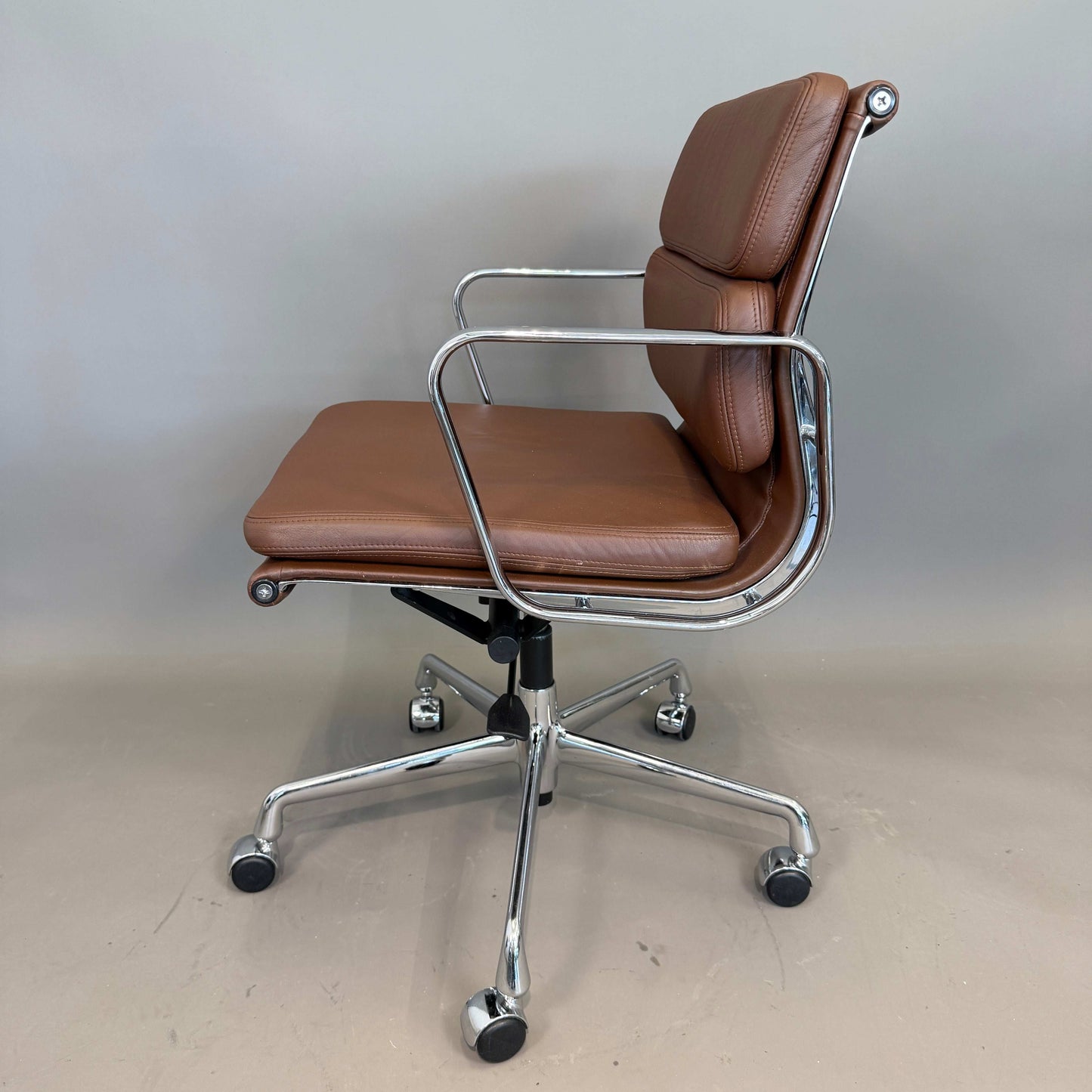 Vitra EA 217 Bürostuhl mit cognacfarbenem Leder und verchromtem Gestell, drehbar und höhenverstellbar