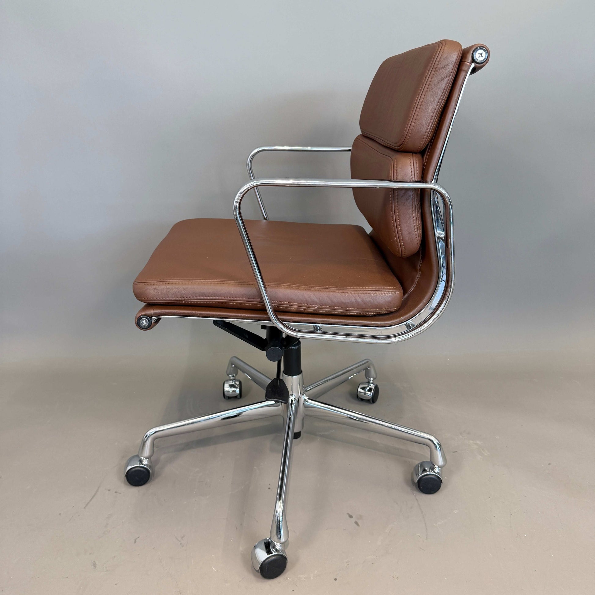 Vitra EA 217 Bürostuhl mit cognacfarbenem Leder und verchromtem Gestell, drehbar und höhenverstellbar