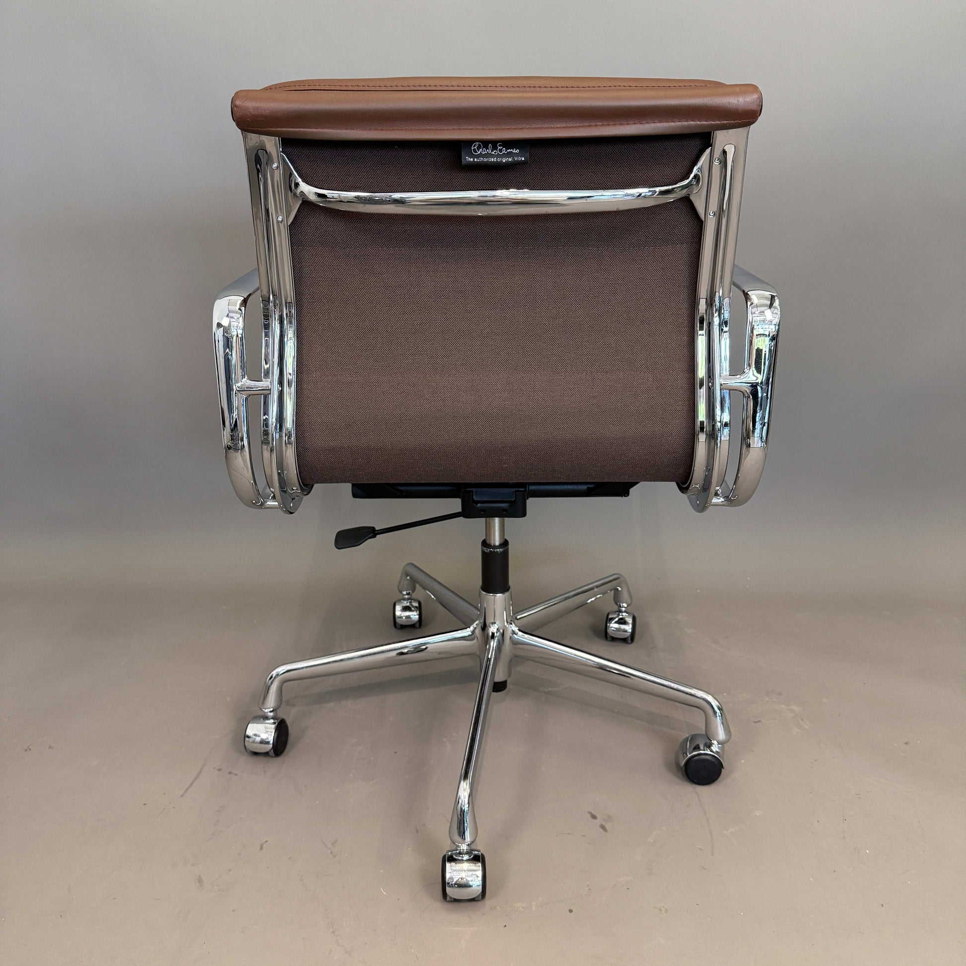 Vitra EA 217 Bürostuhl mit cognacfarbenem Lederbezug und chromgestell, drehbar und höhenverstellbar