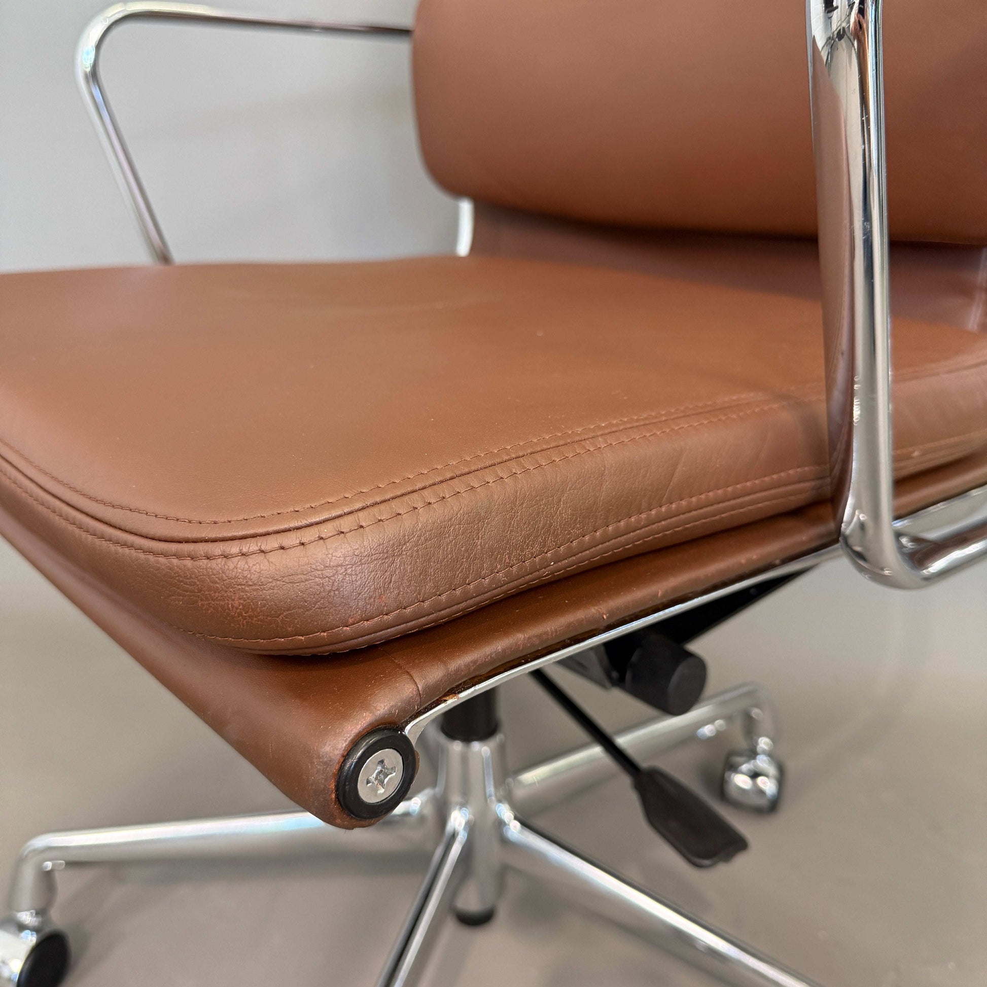 Vitra EA 217 Bürostuhl mit cognacfarbenem Lederbezug und chromgestell, drehbar und höhenverstellbar