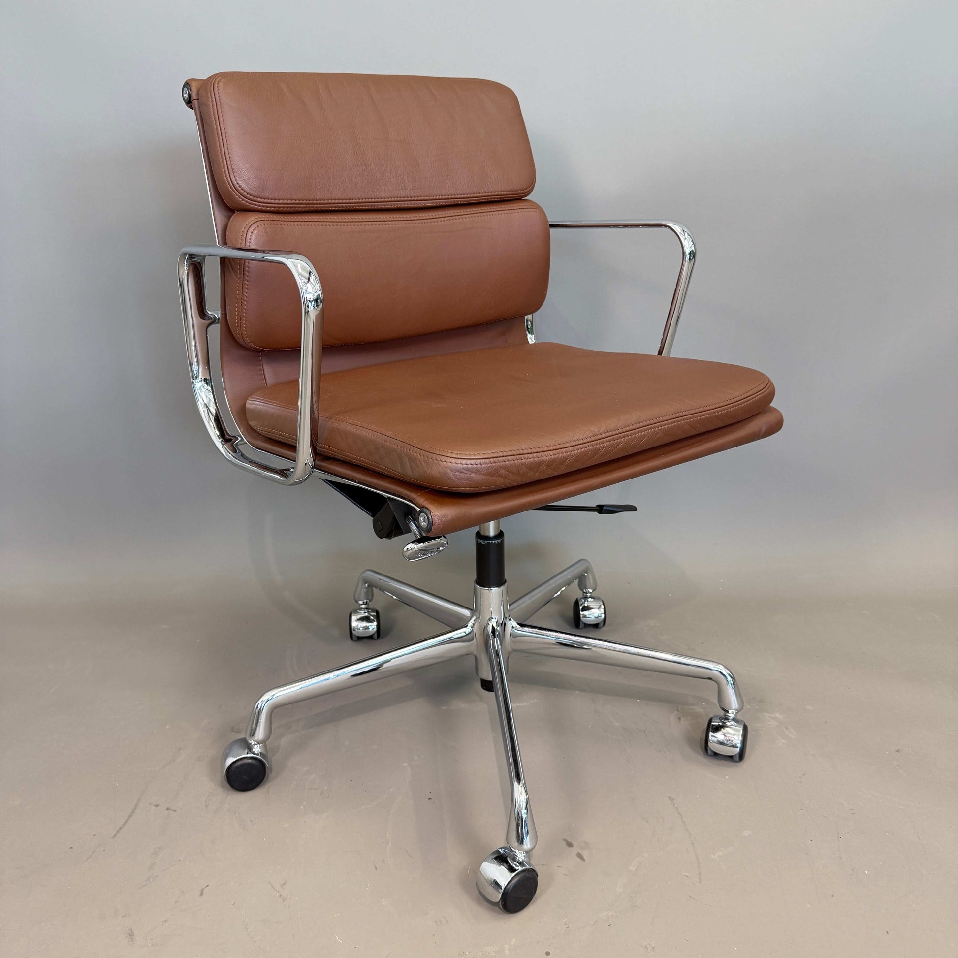 Vitra EA 217 Drehstuhl aus cognacfarbenem Leder mit chrom Gestell und verstellbarer Sitzhöhe