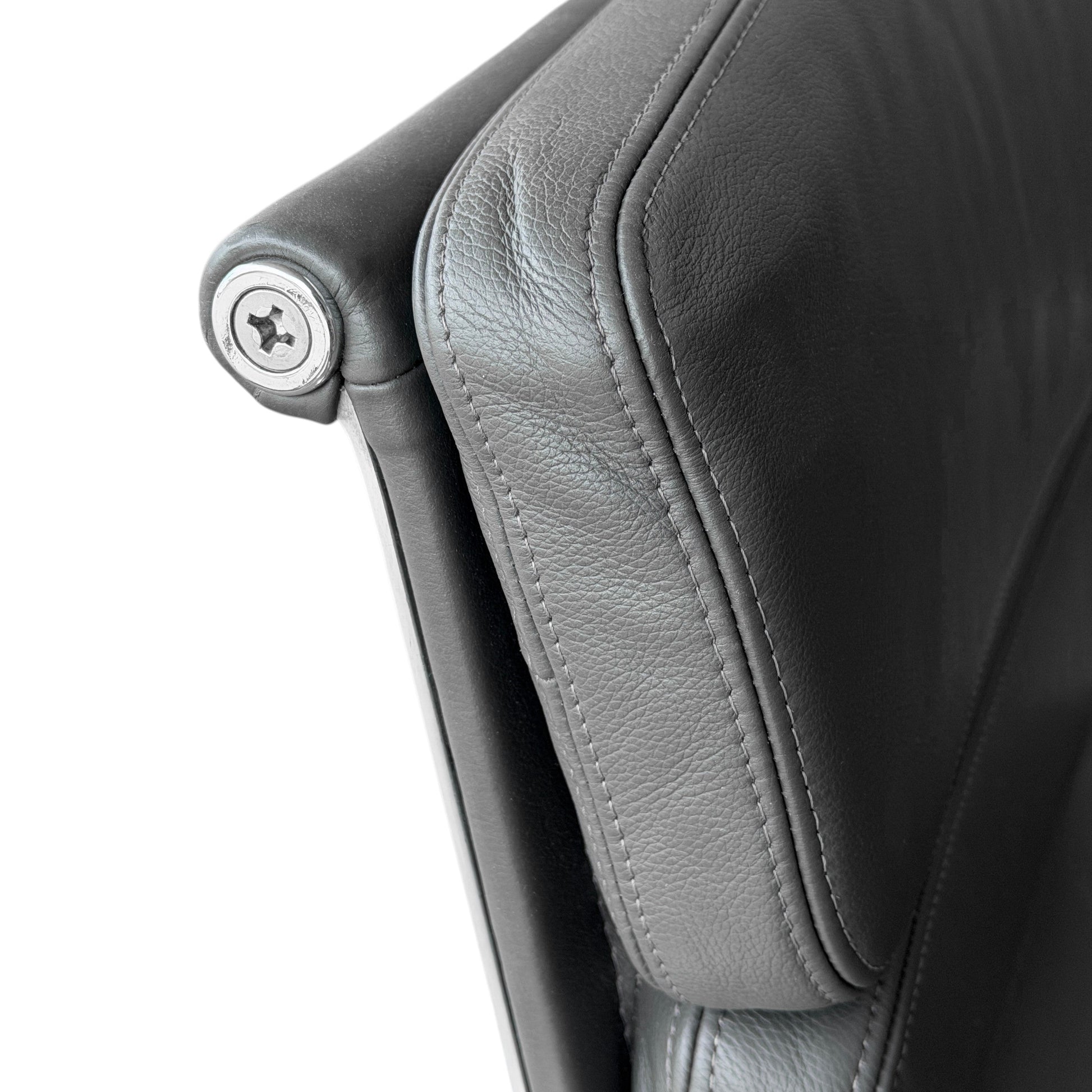 Vitra EA 217 Bürostuhl, graues Leder, mittelhohe Rückenlehne, Aluminiumrahmen, Detailansicht.