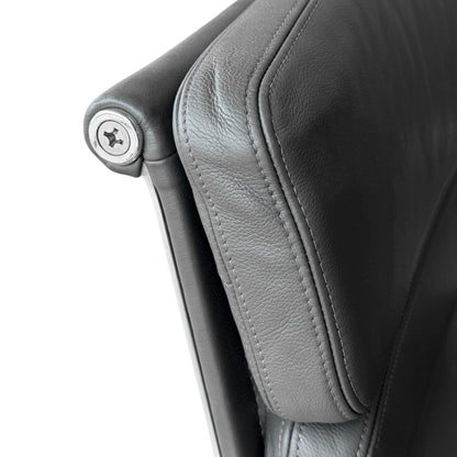 Vitra EA 217 Bürostuhl, graues Leder, mittelhohe Rückenlehne, Aluminiumrahmen, Detailansicht.