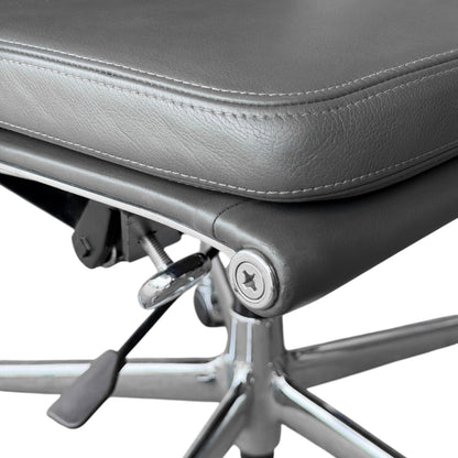 Vitra EA 217 Bürostuhl in grauem Leder mit verstellbarer Sitzhöhe und Chromfuß.