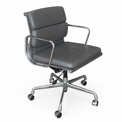 Vitra EA 217 Bürostuhl in grauem Leder mit mittelhoher Rückenlehne, Armlehnen und 5-Sternfuß auf Rollen.