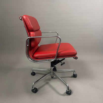 Vitra EA 217 Eames Alu Chair mit rotem Lederbezug und Chromgestell, drehbar und höhenverstellbar