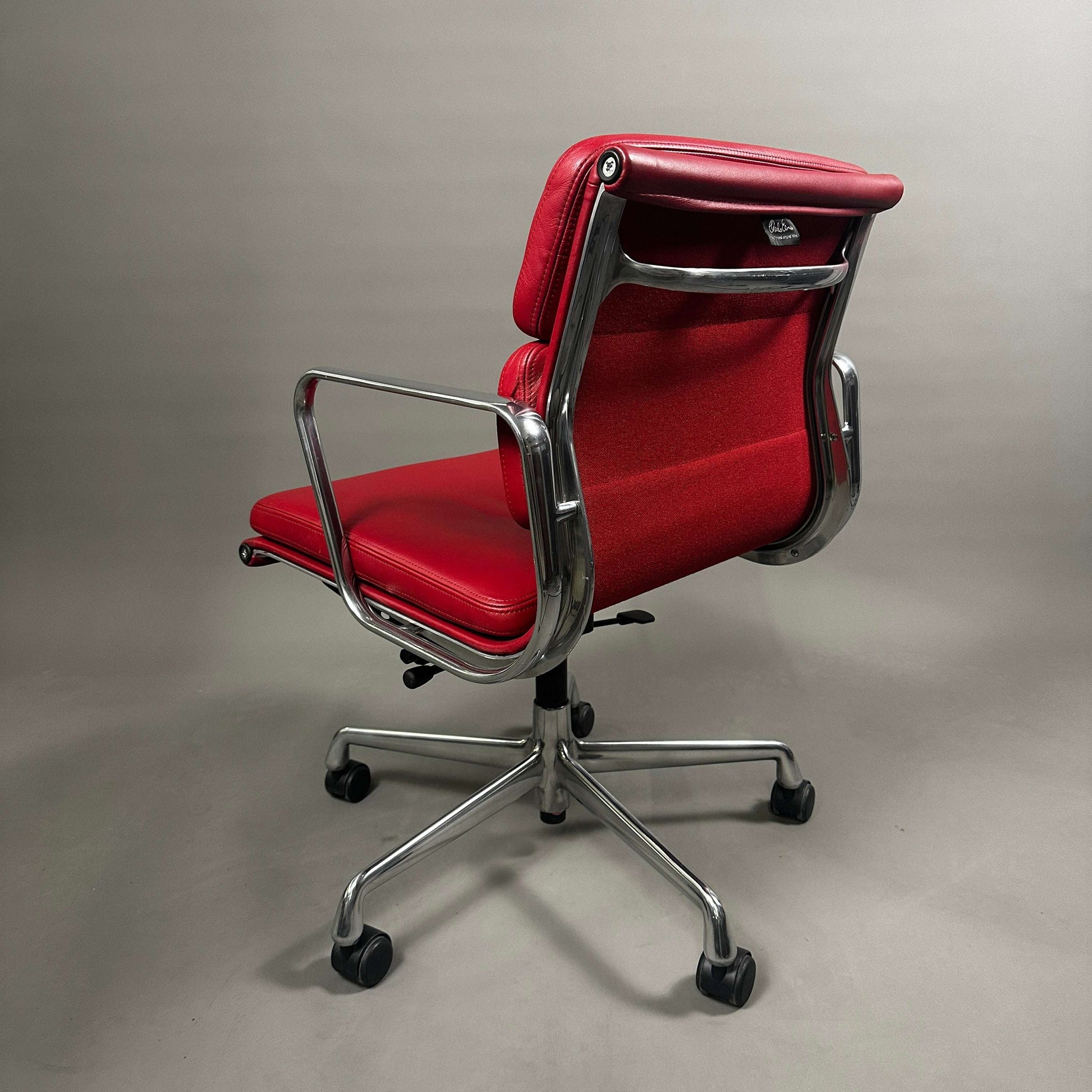 Vitra EA 217 Bürostuhl rot aus Leder mit Chromgestell und Drehfunktion