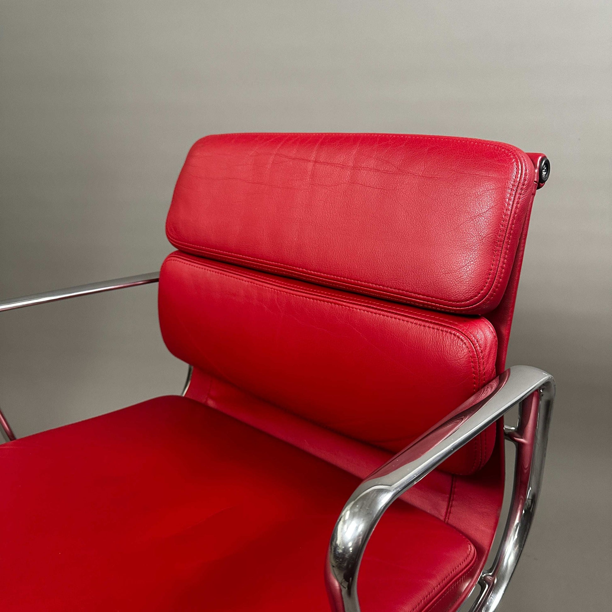 Vitra EA 217 drehbarer Bürostuhl mit rotem Leder und chromgestell