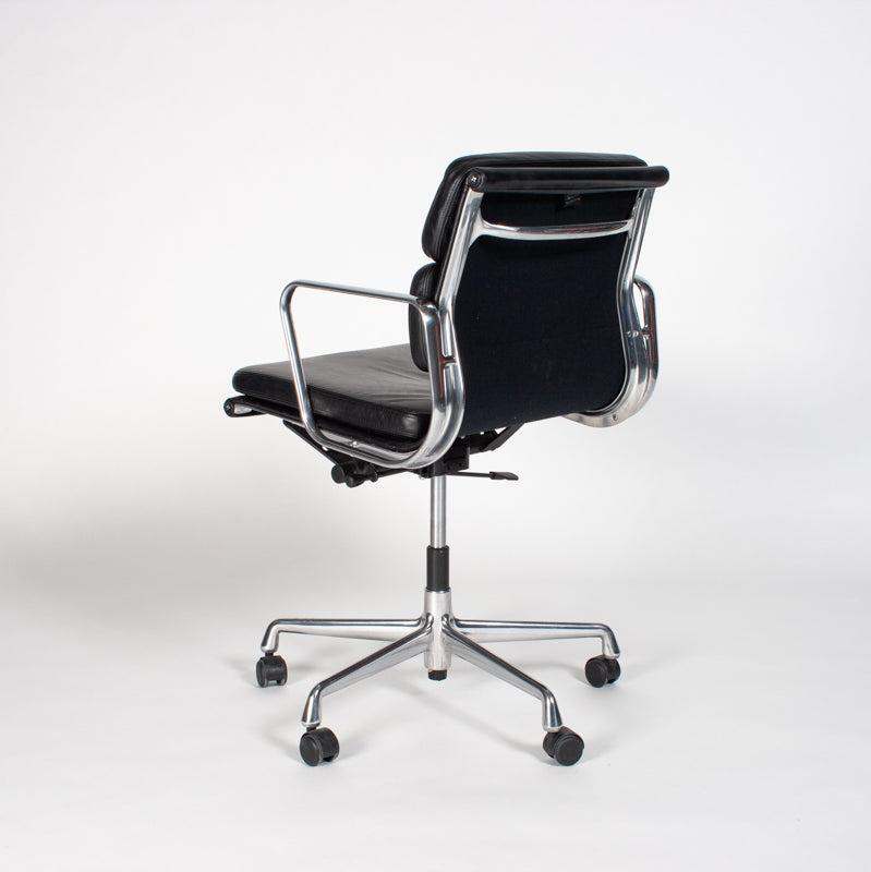 Vitra EA 217 Bürostuhl mit schwarzem Lederbezug und poliertem Aluminiumgestell, höhenverstellbar und mit arretierbarer Rückneigemechanik