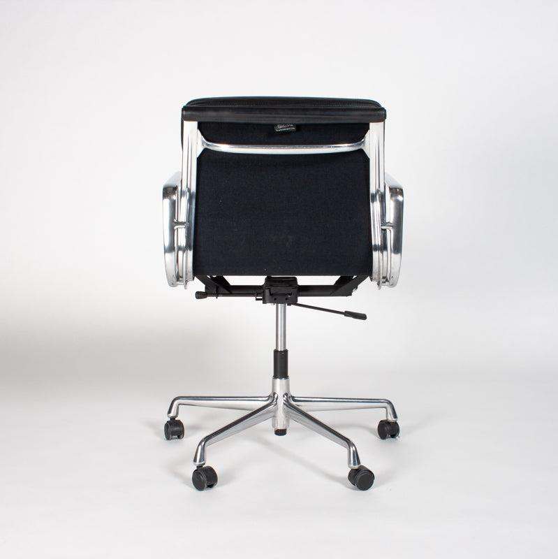 Vitra EA 217 Bürostuhl aus schwarzem Leder mit verstellbarer Rückenlehne und poliertem Aluminiumgestell von hinten sichtbar