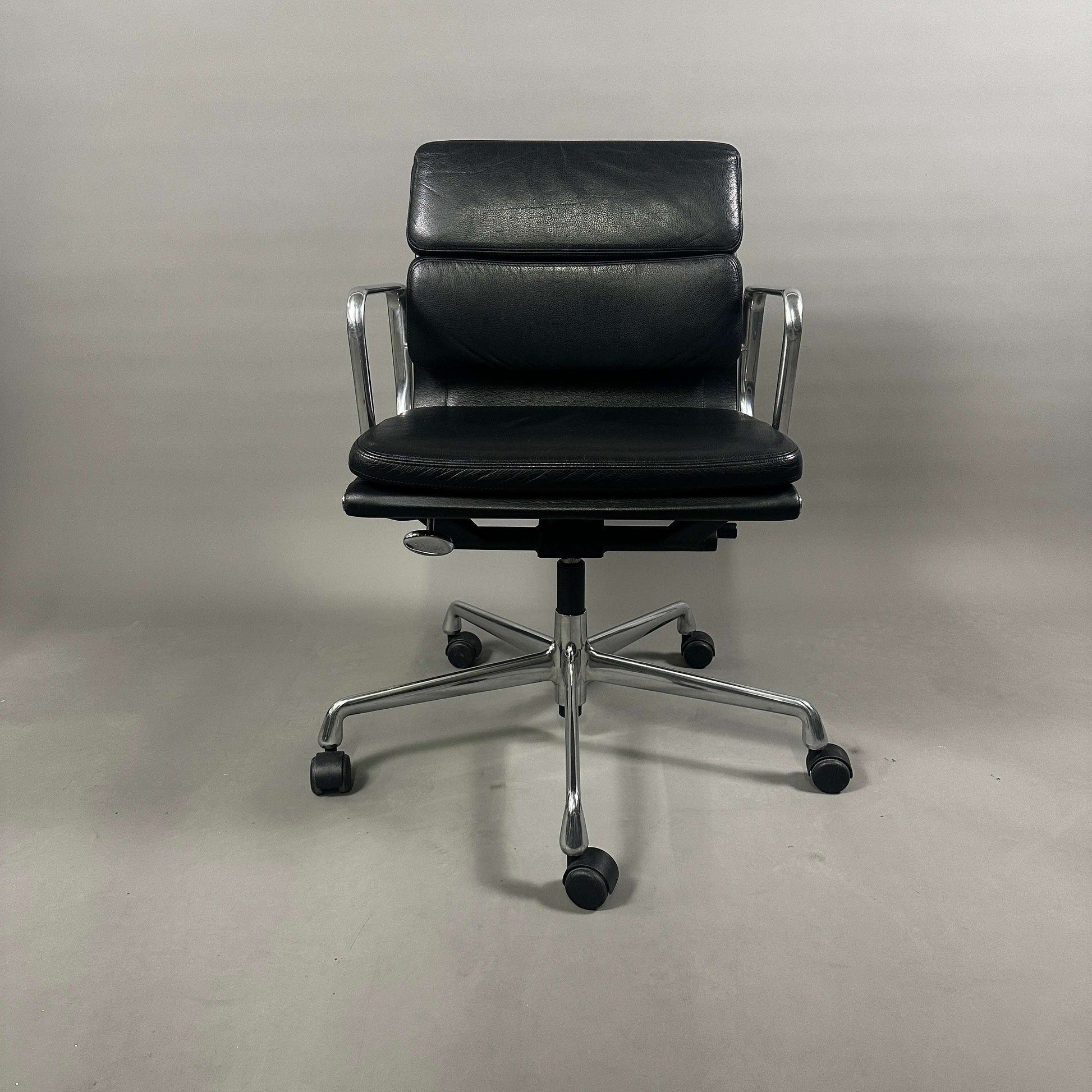 Schwarzer Vitra EA 217 Eames Alu Bürostuhl mit Lederbezug und verchromtem Gestell, drehbar und höhenverstellbar