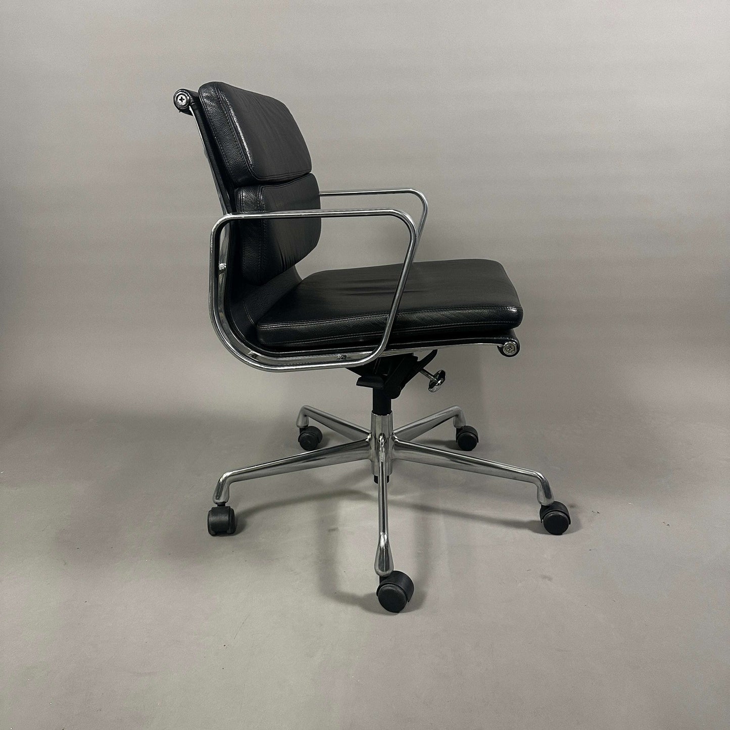 Vitra EA 217 Bürostuhl drehbar schwarzes Leder Chromgestell höhenverstellbar