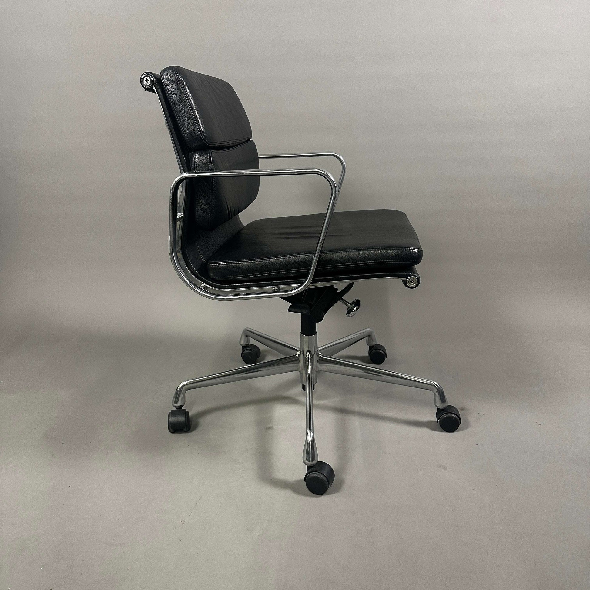 Vitra EA 217 Bürostuhl drehbar schwarzes Leder Chromgestell höhenverstellbar