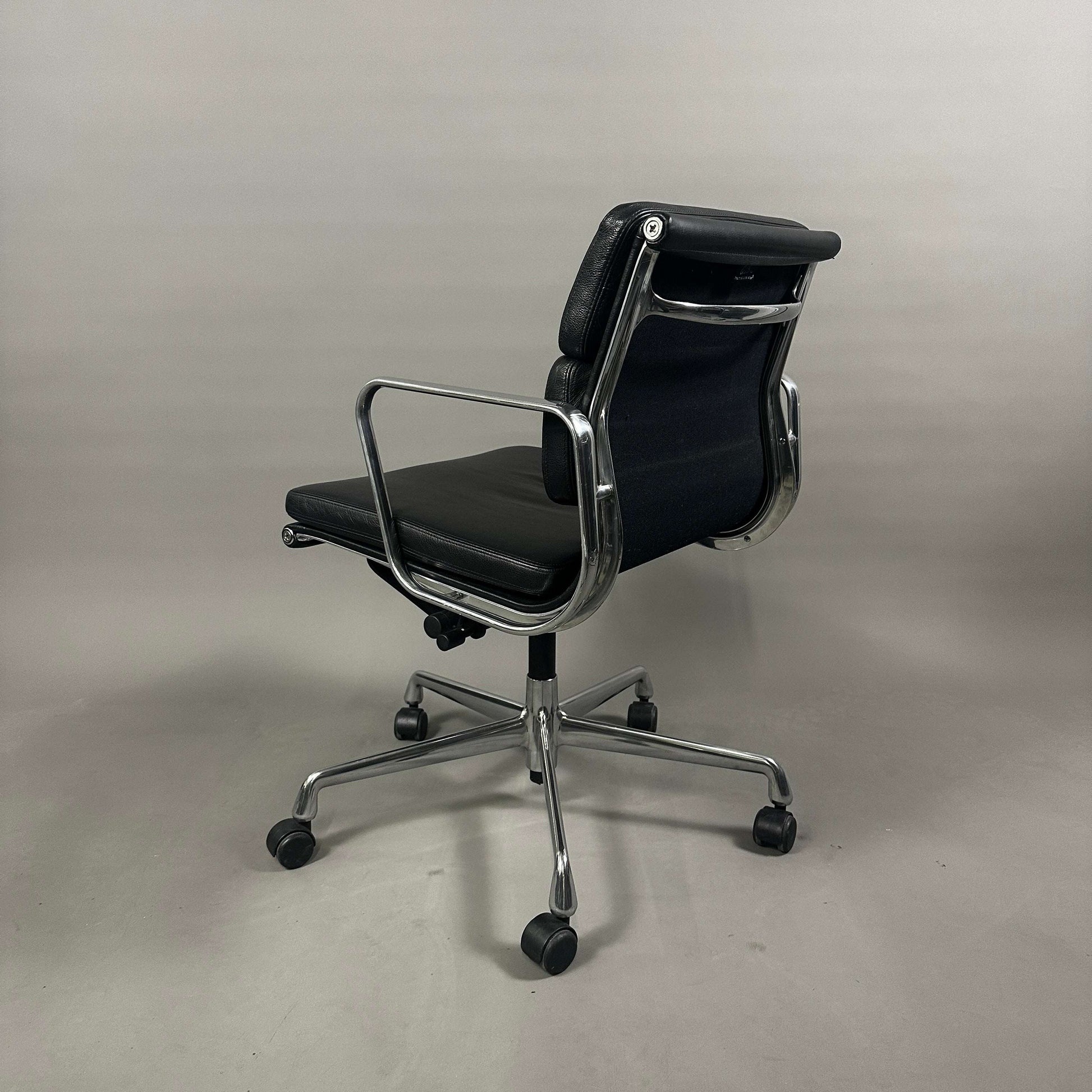 Vitra EA 217 Bürostuhl aus schwarzem Leder mit verchromtem Gestell und drehbarer Gasfeder-Sitzhöhenverstellung