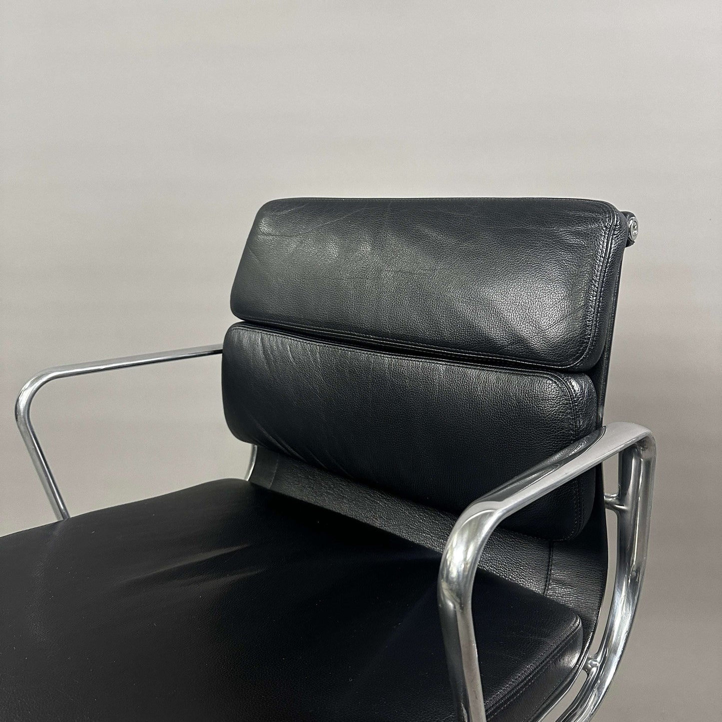 Vitra EA 217 Drehstuhl mit schwarzem Lederbezug und chromfarbenem Alugestell