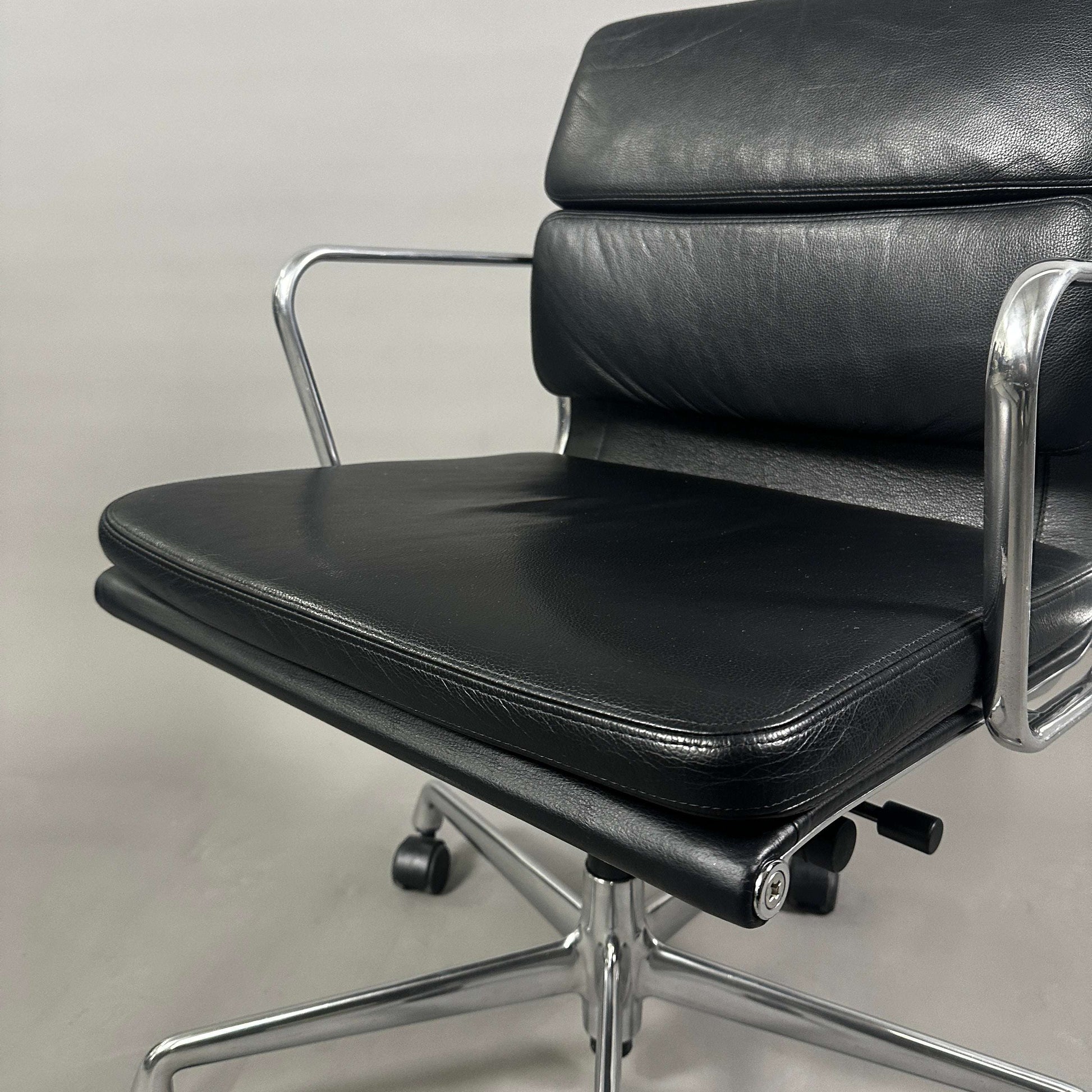 Vitra EA 217 Bürostuhl mit schwarzem Lederbezug und chromfarbenem Gestell, drehbar und höhenverstellbar