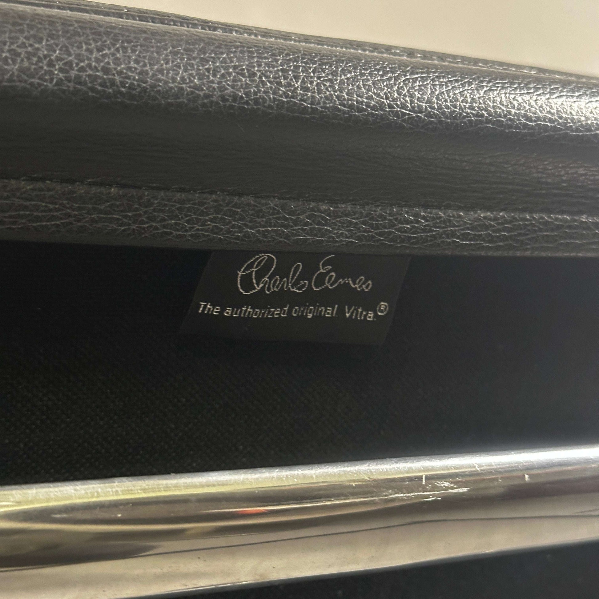 Vitra EA 217 Drehstuhl mit schwarzem Lederbezug und Chromgestell, Eames Alu Chair Detailaufnahme