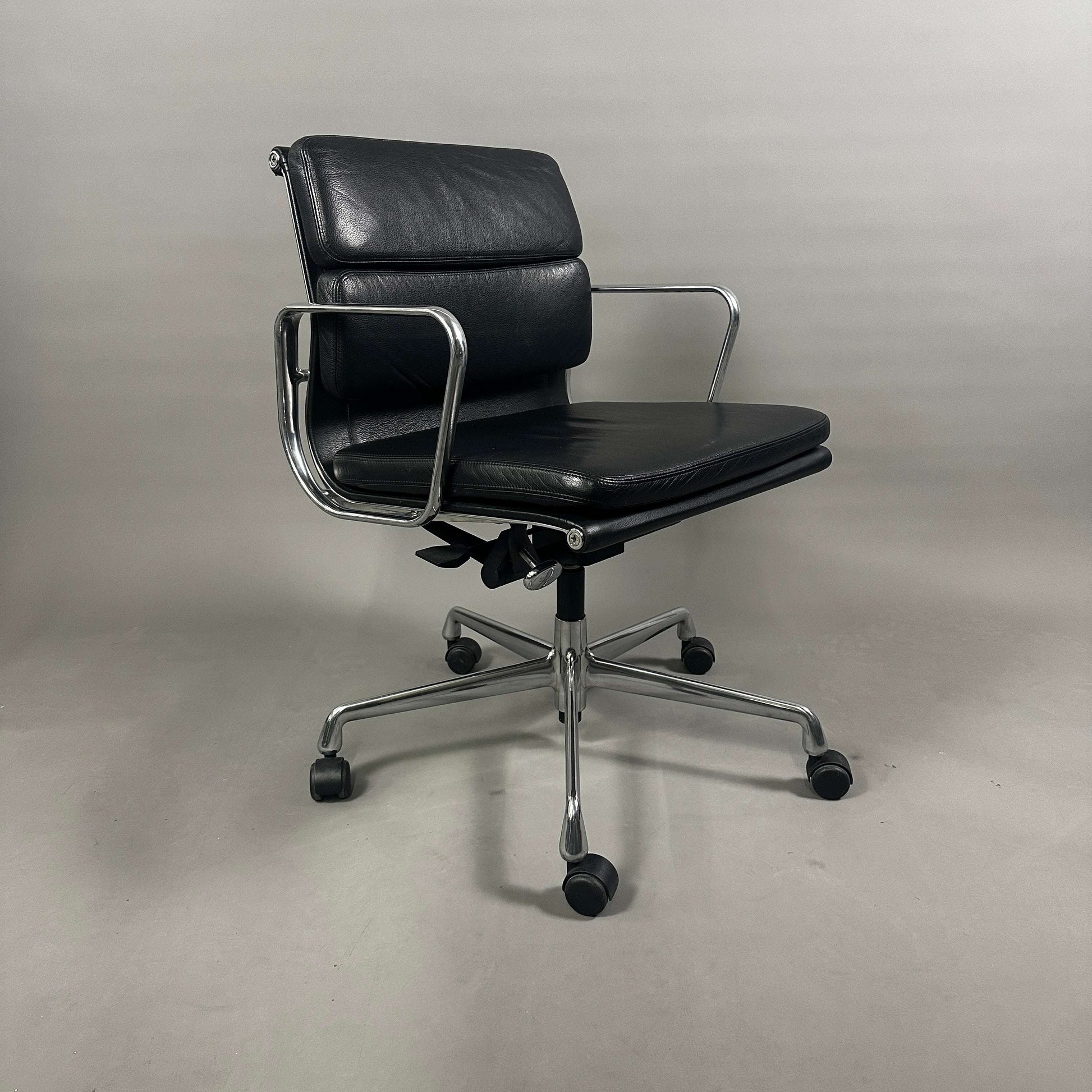 Vitra EA 217 drehbarer Bürostuhl mit schwarzem Lederbezug und Chromgestell, höhenverstellbar