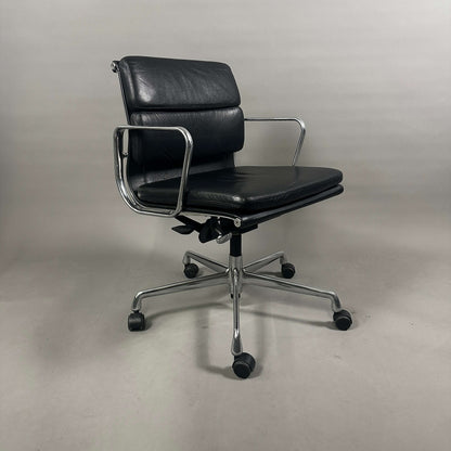 Vitra EA 217 drehbarer Bürostuhl mit schwarzem Lederbezug und Chromgestell, höhenverstellbar