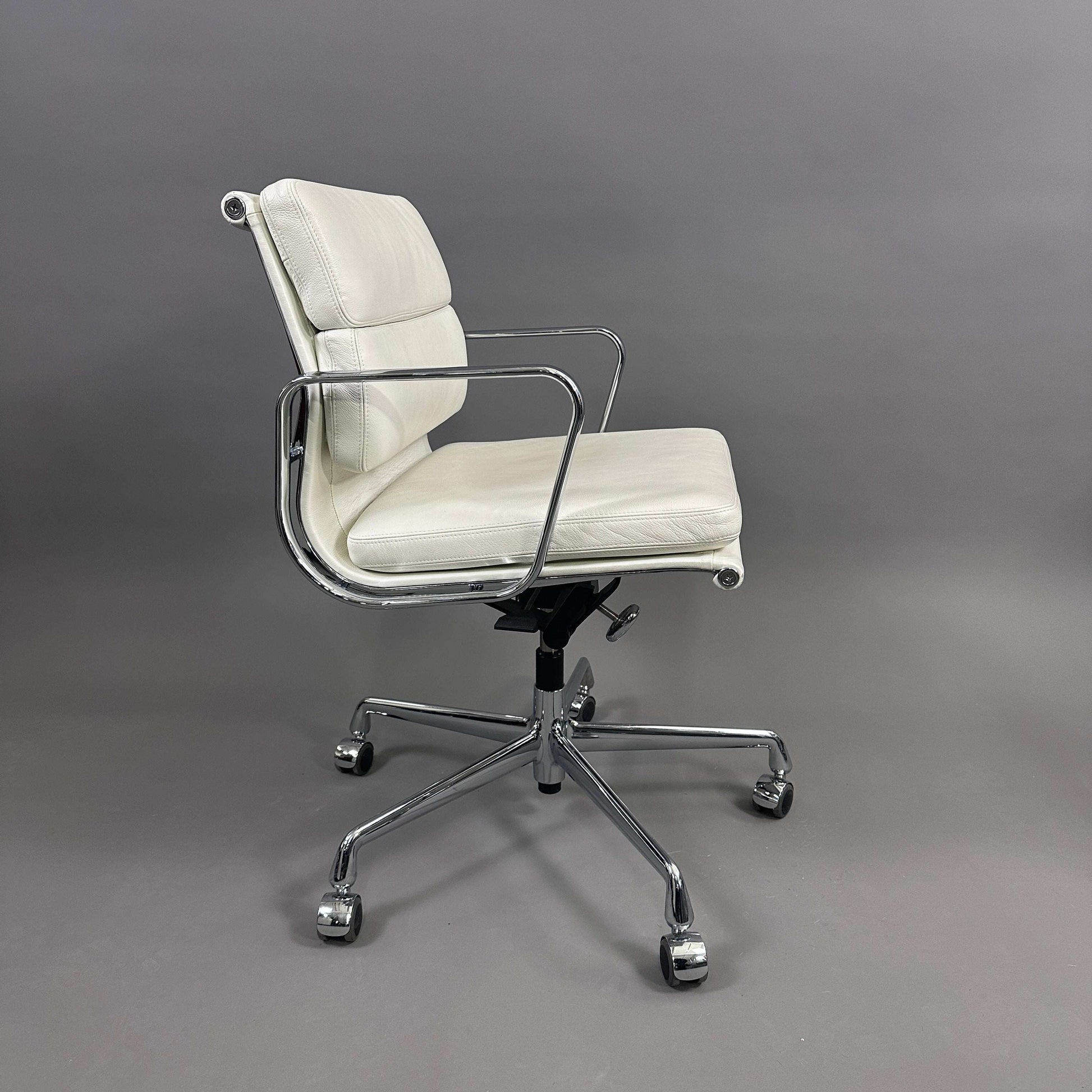 Vitra EA 217 Bürostuhl aus weißem Leder mit drehbarem Chromgestell und verstellbarer Sitzhöhe