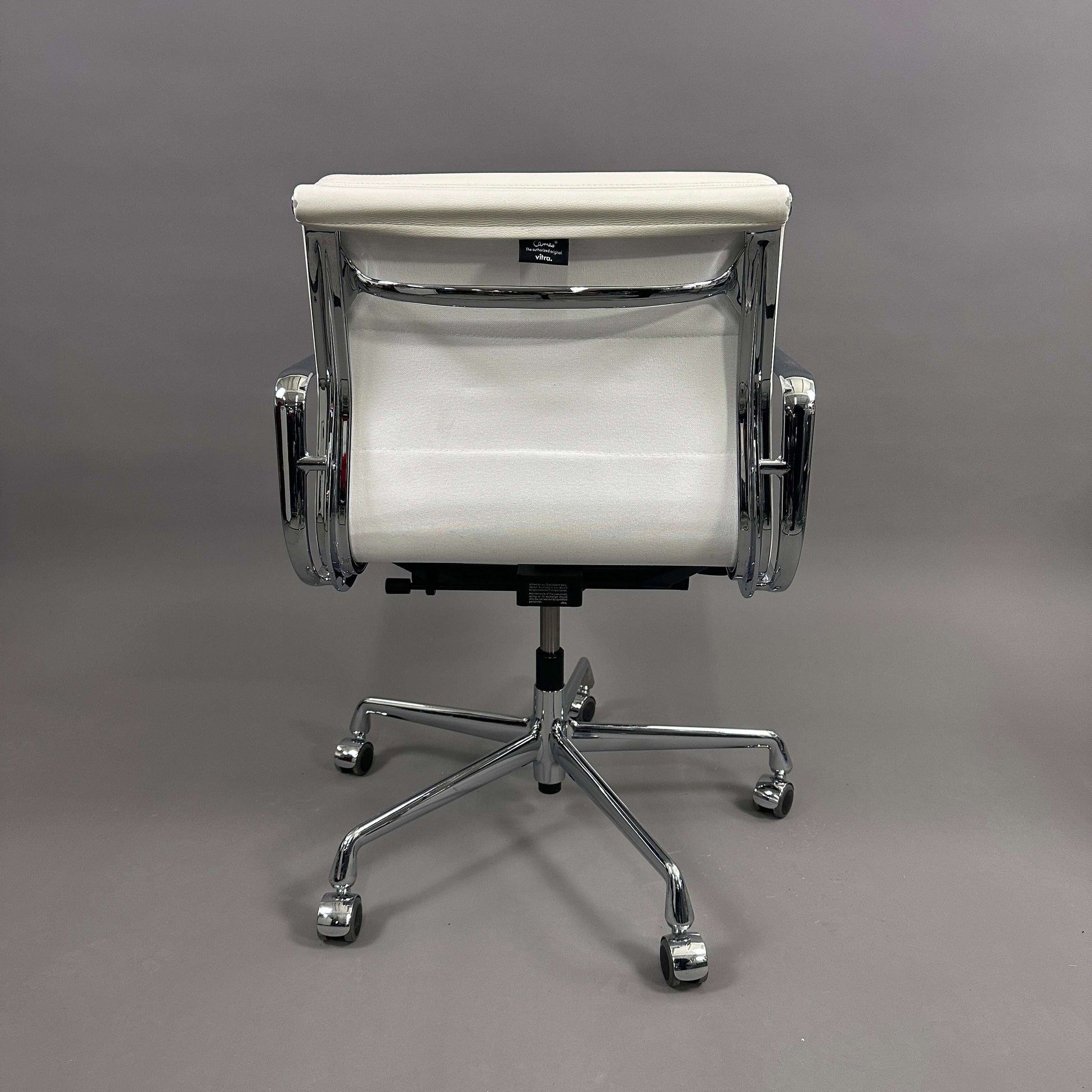 Vitra EA 217 Drehstuhl weißes Leder chromgestell höhenverstellbar stuhl rückansicht