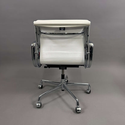 Vitra EA 217 Drehstuhl weißes Leder chromgestell höhenverstellbar stuhl rückansicht