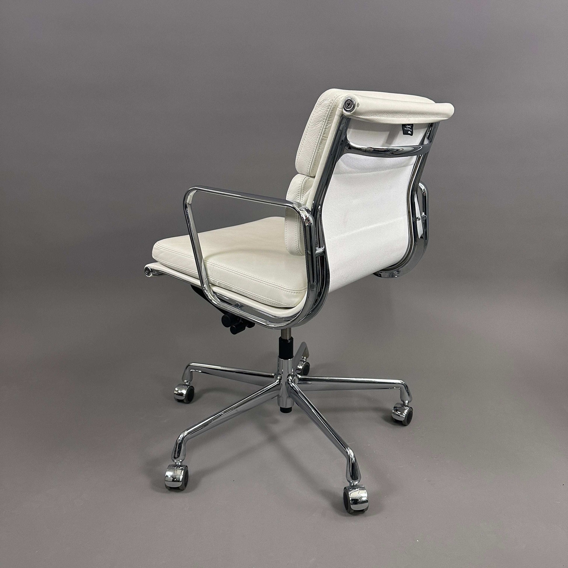Vitra EA 217 Bürostuhl drehbar mit weißem Lederbezug und Chromgestell