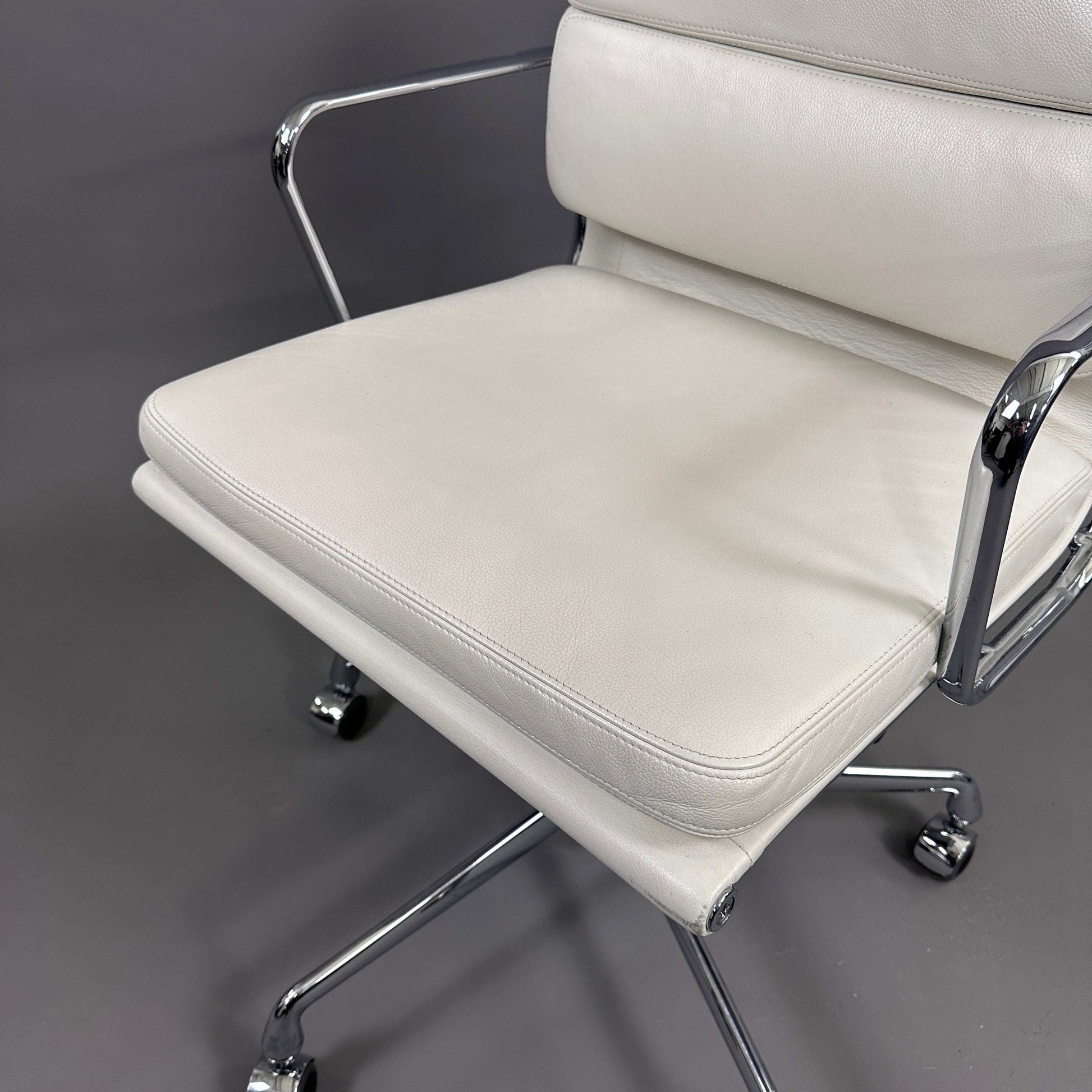 Vitra EA 217 Drehstuhl mit weißem Lederbezug und verchromtem Gestell