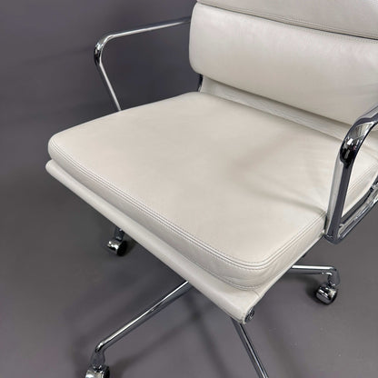 Vitra EA 217 Drehstuhl mit weißem Lederbezug und verchromtem Gestell