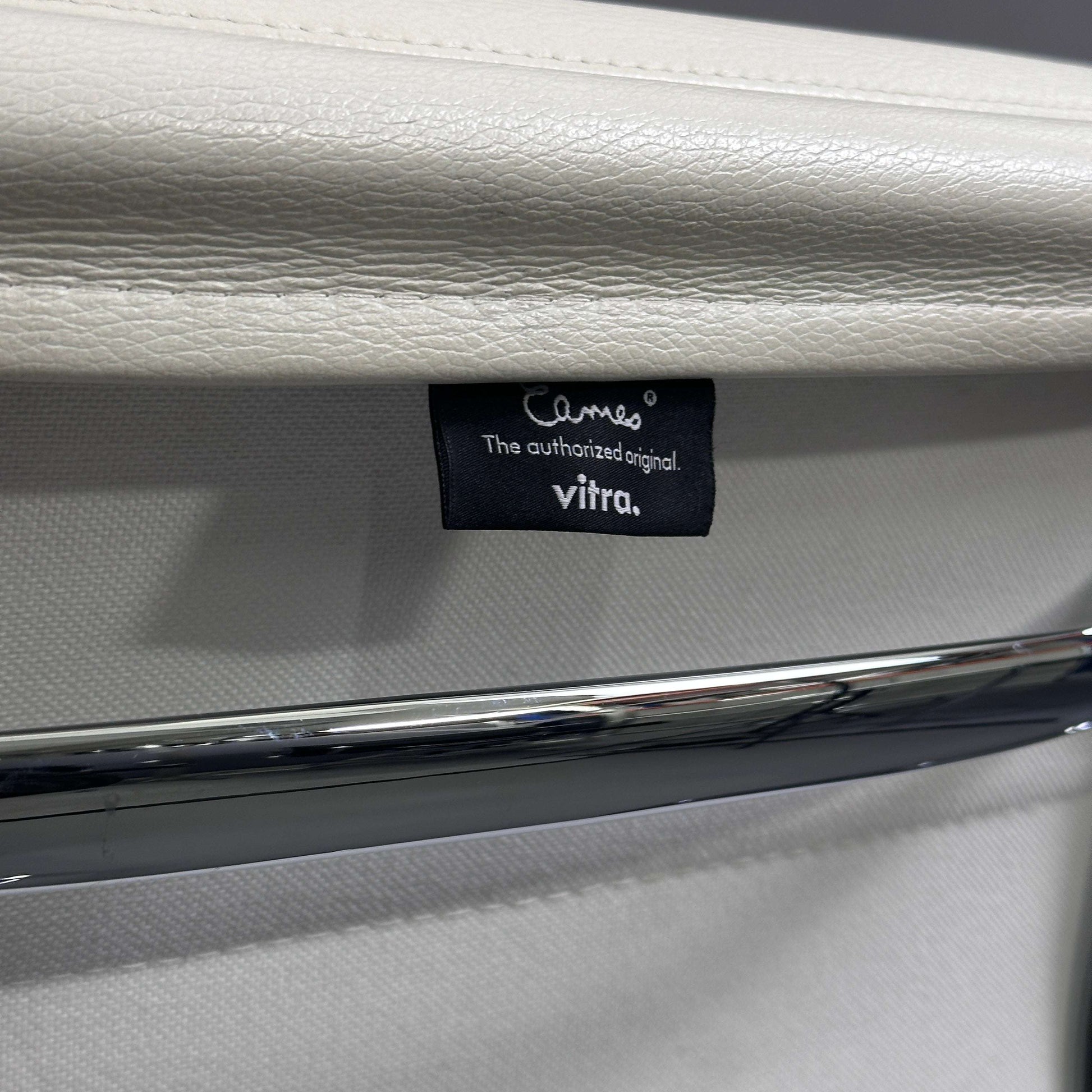 Vitra EA 217 Eames Alu Chair mit weißem Lederbezug und chromfarbenem Gestell, Drehstuhl mit verstellbarer Sitzhöhe