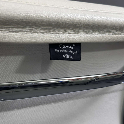 Vitra EA 217 Eames Alu Chair mit weißem Lederbezug und chromfarbenem Gestell, Drehstuhl mit verstellbarer Sitzhöhe