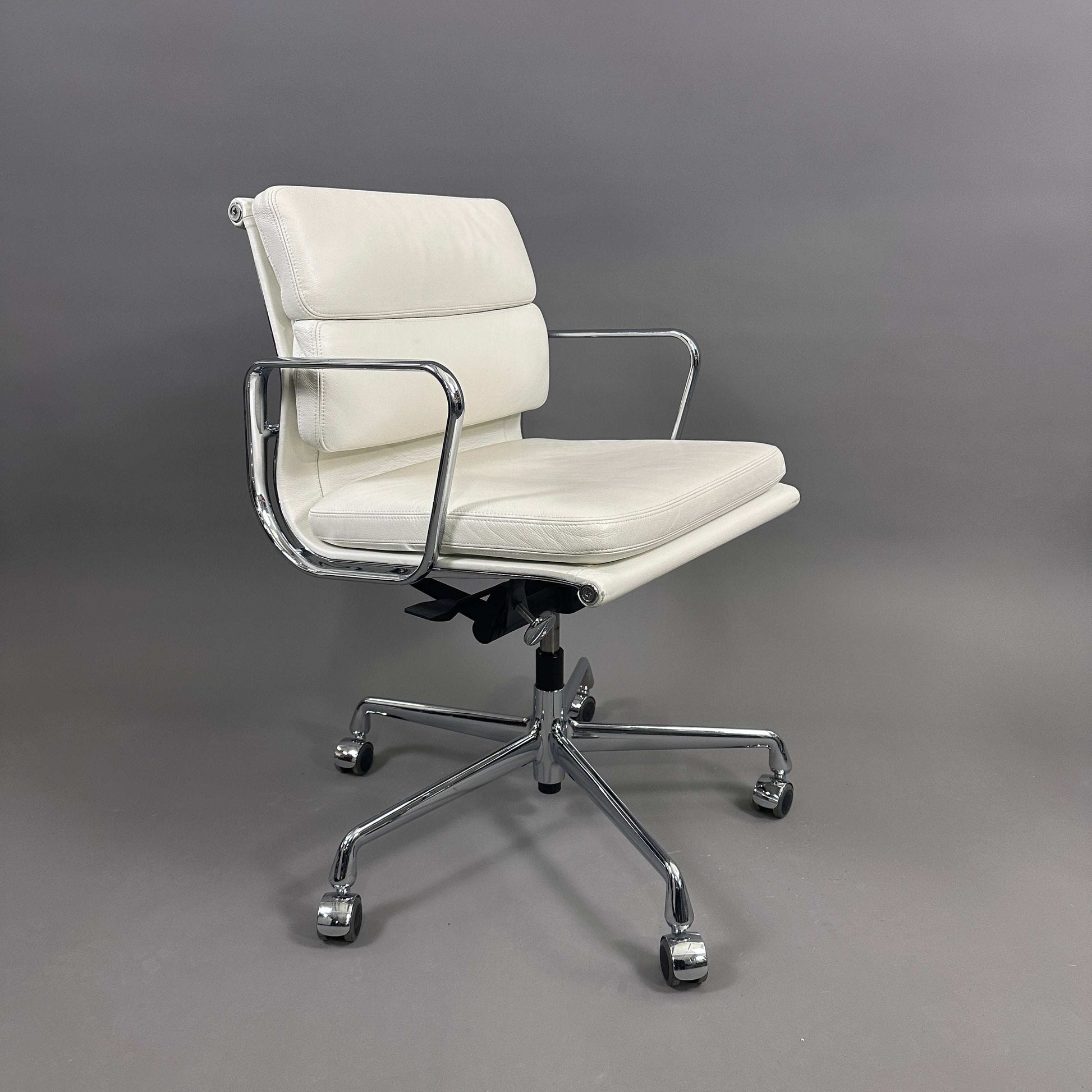 Vitra EA 217 Drehstuhl aus weißem Leder mit verchromtem Gestell und höhenverstellbarer Sitzfläche