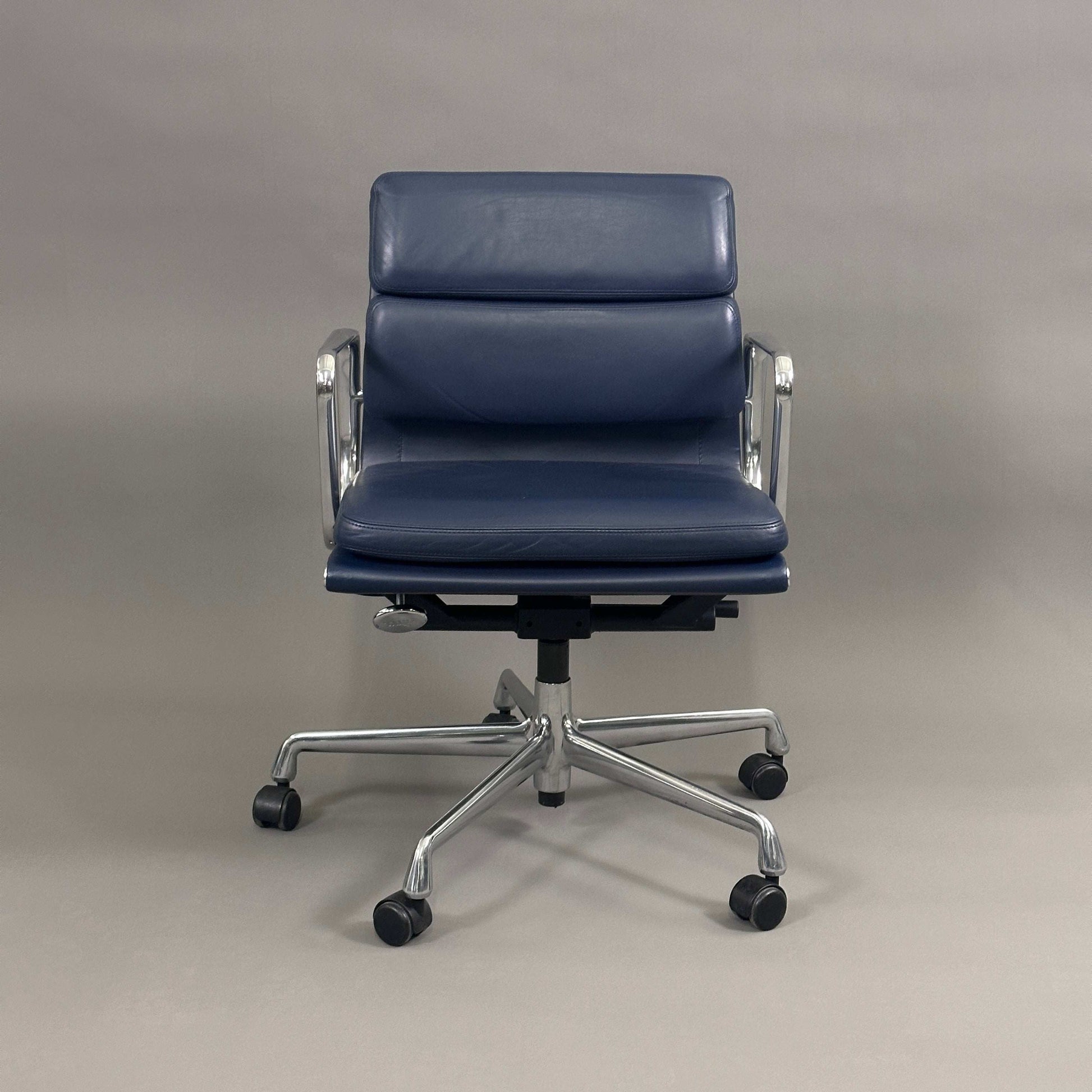 Vitra EA 217 Bürostuhl aus dunkelblauem Premiumleder mit poliertem Aluminiumgestell und drehbarer Gasfeder Sitzhöhenverstellung