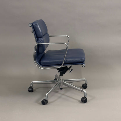 Vitra EA 217 Bürostuhl mit dunkelblauem Premiumleder und poliertem Aluminiumgestell, drehbar und höhenverstellbar
