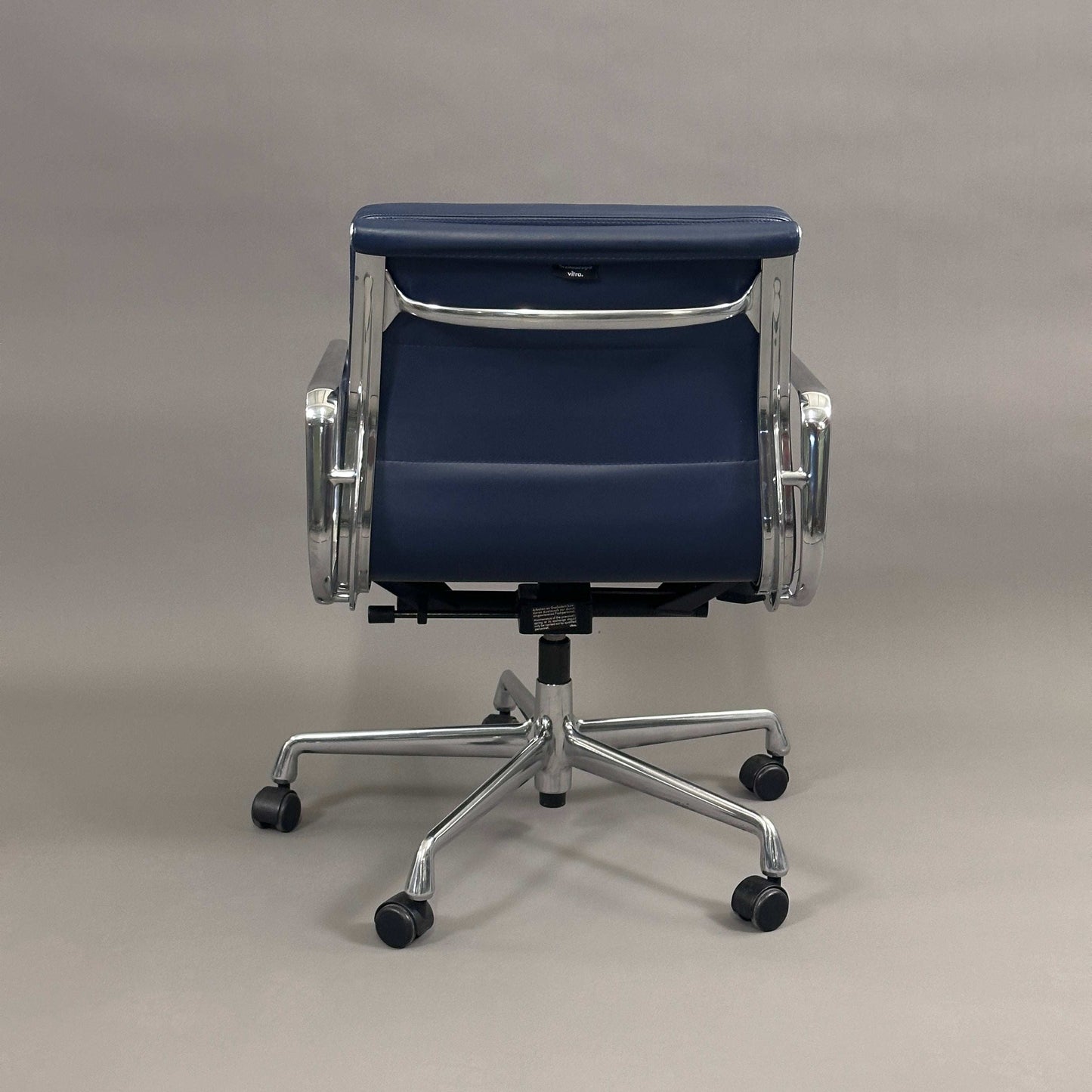 Vitra EA 217 Drehstuhl aus dunkelblauem Premiumleder mit poliertem Aluminiumgestell, stufenlos höhenverstellbar