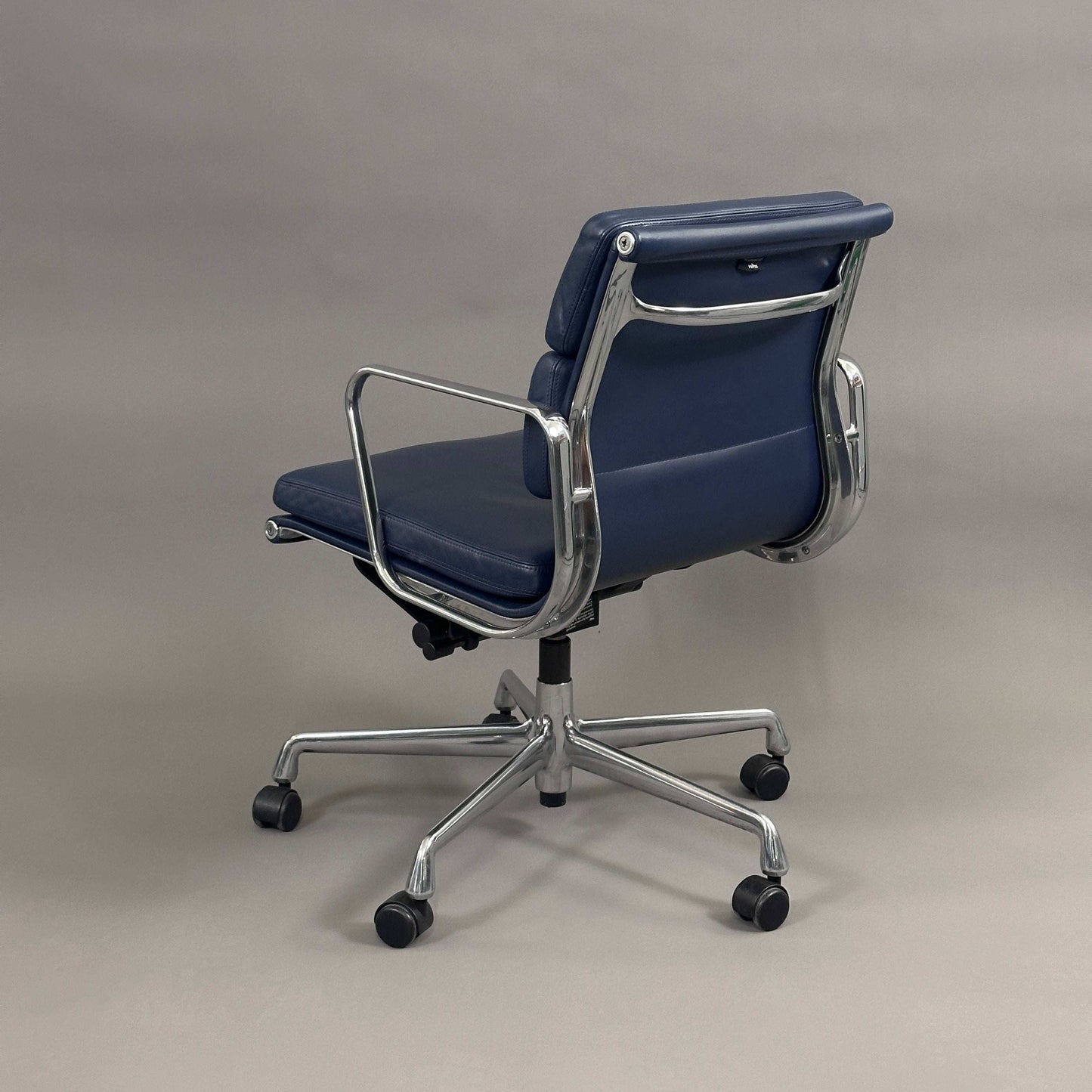 Vitra EA 217 Bürostuhl mit dunkelblauem Premiumleder und poliertem Aluminiumgestell, drehbar und höhenverstellbar
