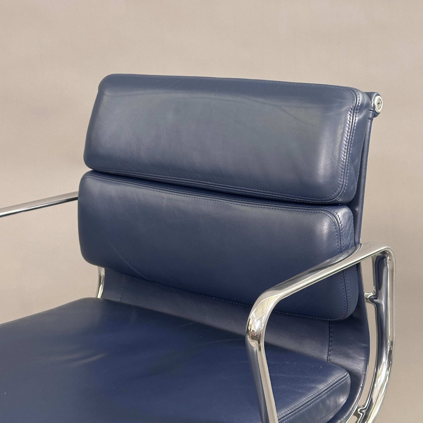 Vitra EA 217 Bürostuhl mit dunkelblauem Premiumlederbezug und poliertem Aluminiumgestell, drehbar und höhenverstellbar