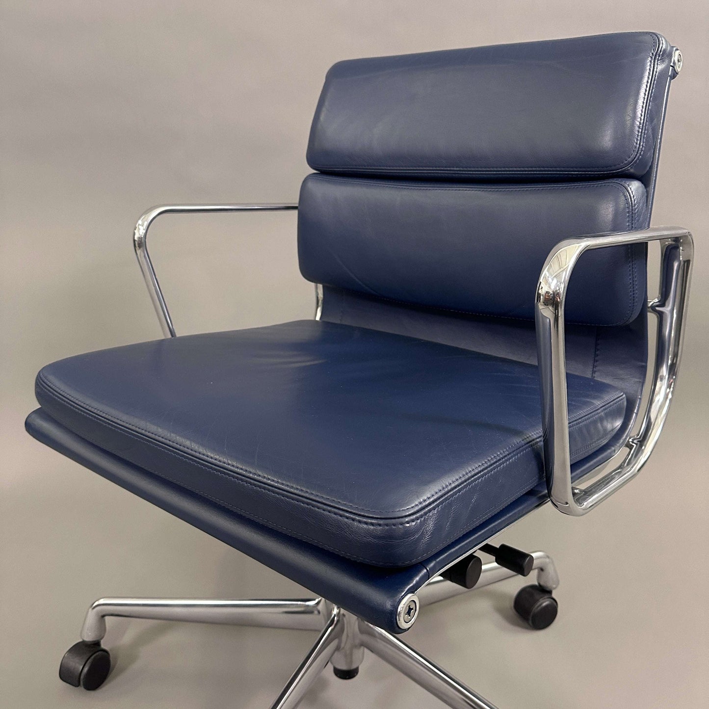 Vitra EA 217 Bürostuhl dunkelblaues Premiumleder mit poliertem Aluminiumgestell und stufenlos verstellbarer Sitzhöhe