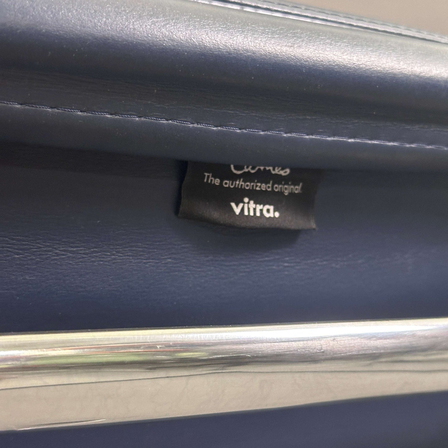 Detailaufnahme Vitra EA 217 Stuhl mit dunkelblauem Premiumleder und poliertem Aluminiumgestell