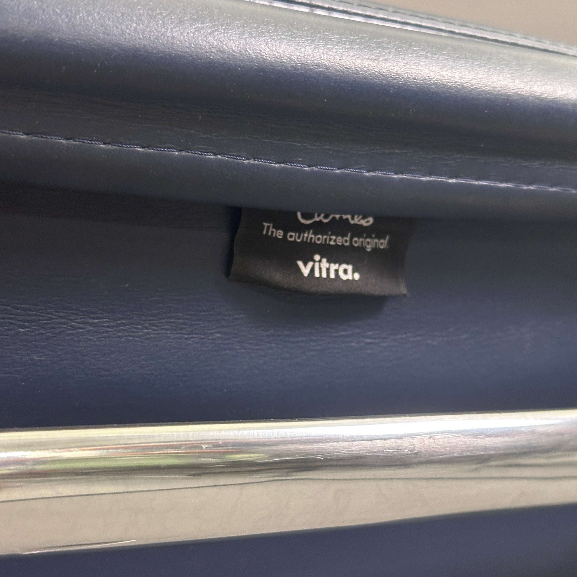 Detailaufnahme Vitra EA 217 Stuhl mit dunkelblauem Premiumleder und poliertem Aluminiumgestell