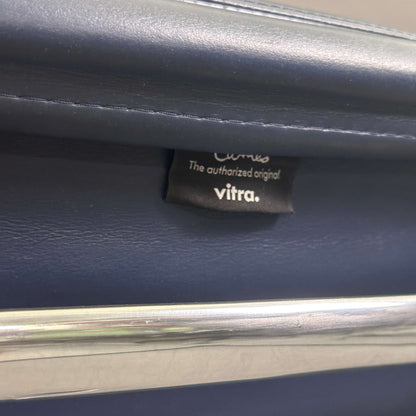 Detailaufnahme Vitra EA 217 Stuhl mit dunkelblauem Premiumleder und poliertem Aluminiumgestell