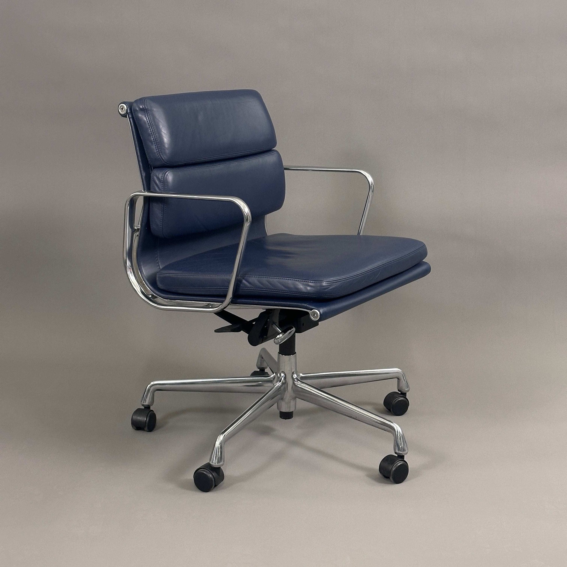 Vitra EA 217 Bürostuhl mit dunkelblauem Premiumlederbezug und poliertem Aluminiumgestell, drehbar und höhenverstellbar