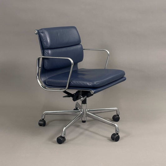 Vitra EA 217 Bürostuhl mit dunkelblauem Premiumlederbezug und poliertem Aluminiumgestell, drehbar und höhenverstellbar
