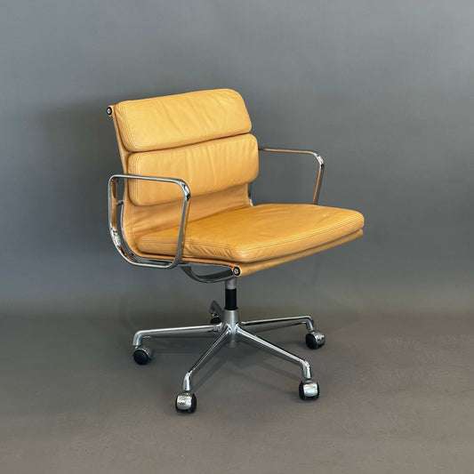 Vitra EA 217 Softpad Bürostuhl hellbraunes Leder, drehbar, chromgestell mit uni Rollen