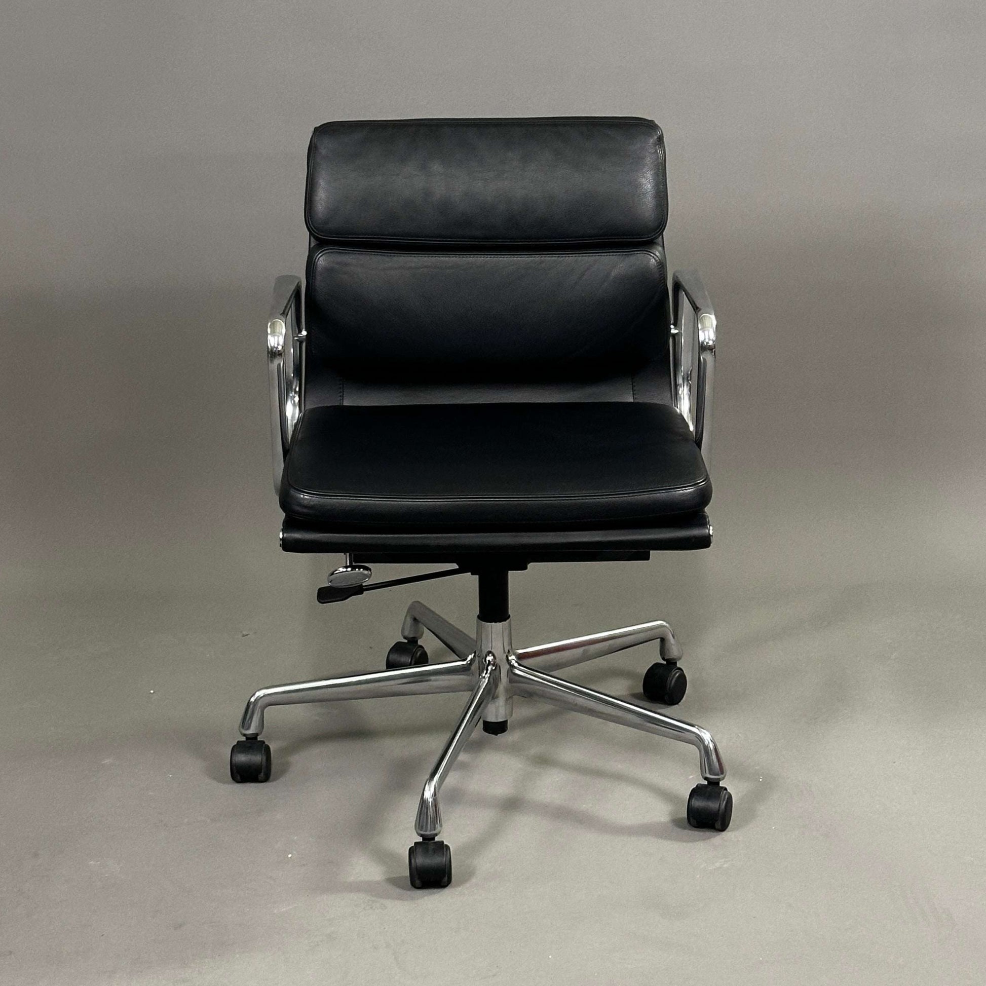 Vitra EA 217 Bürostuhl mit schwarzem Lederbezug und Aluminiumgestell, drehbar und höhenverstellbar
