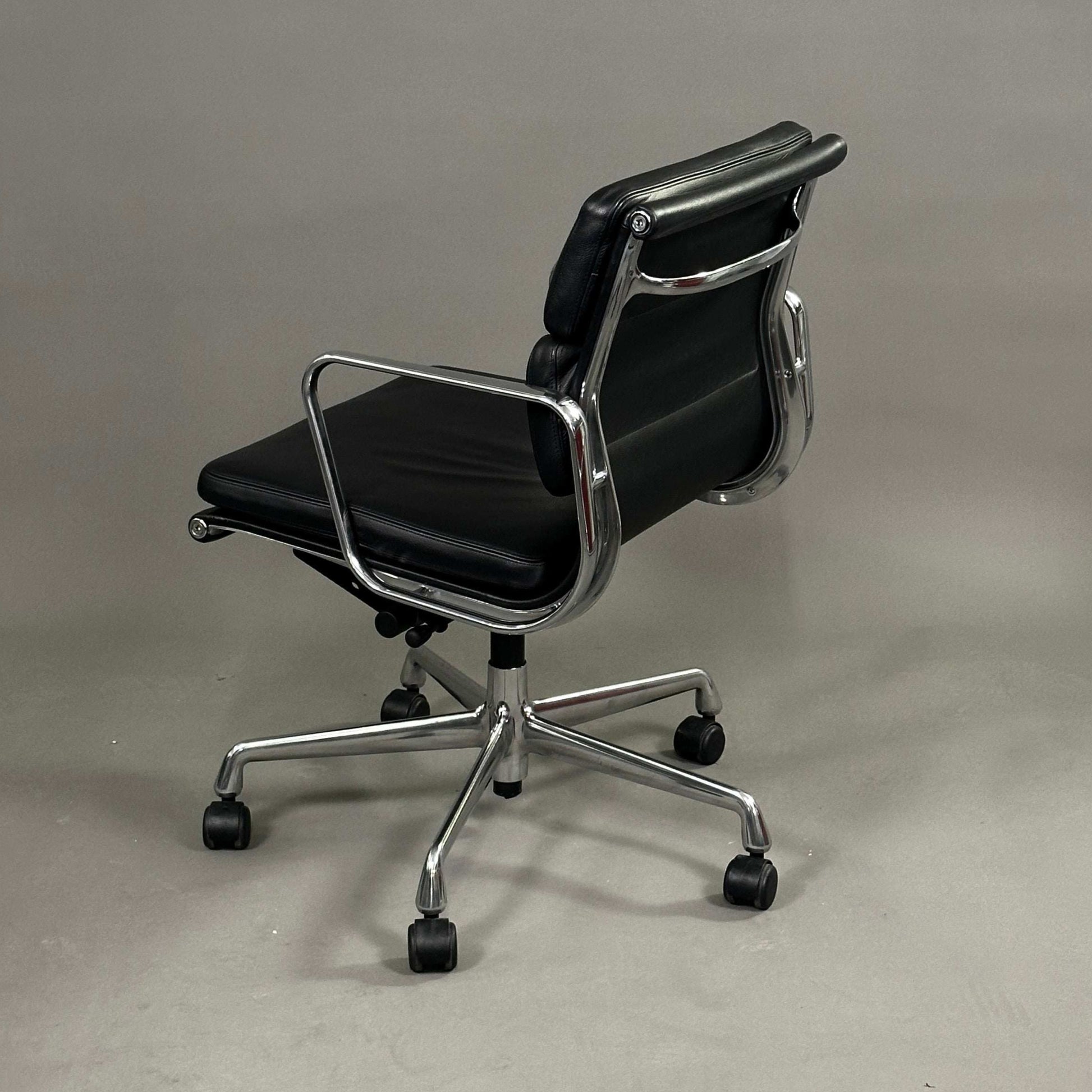 Vitra EA 217 Drehstuhl mit schwarzem Lederbezug und Metallgestell, höhenverstellbar und drehbar