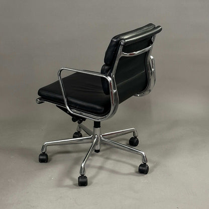 Vitra EA 217 Drehstuhl mit schwarzem Lederbezug und Metallgestell, höhenverstellbar und drehbar