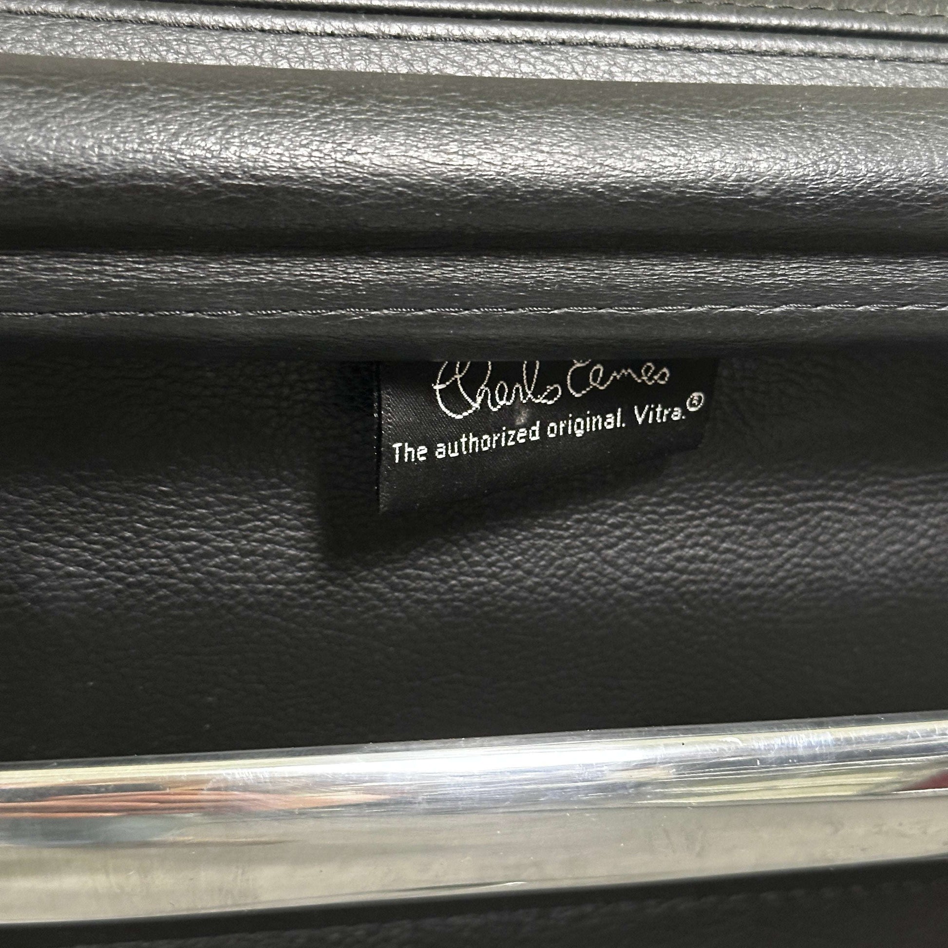 Vitra EA 217 Eames Alu Chair schwarze Lederpolsterung mit Metallgestell und Originaletikett